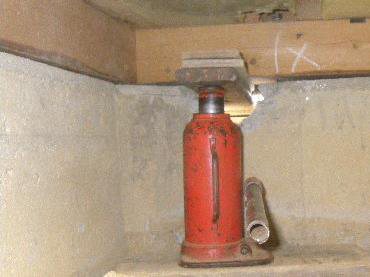 ジャッキアップ準備工(床下ジャッキ設置完了)