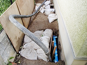 空隙充填工(セメントミルク打設状況)